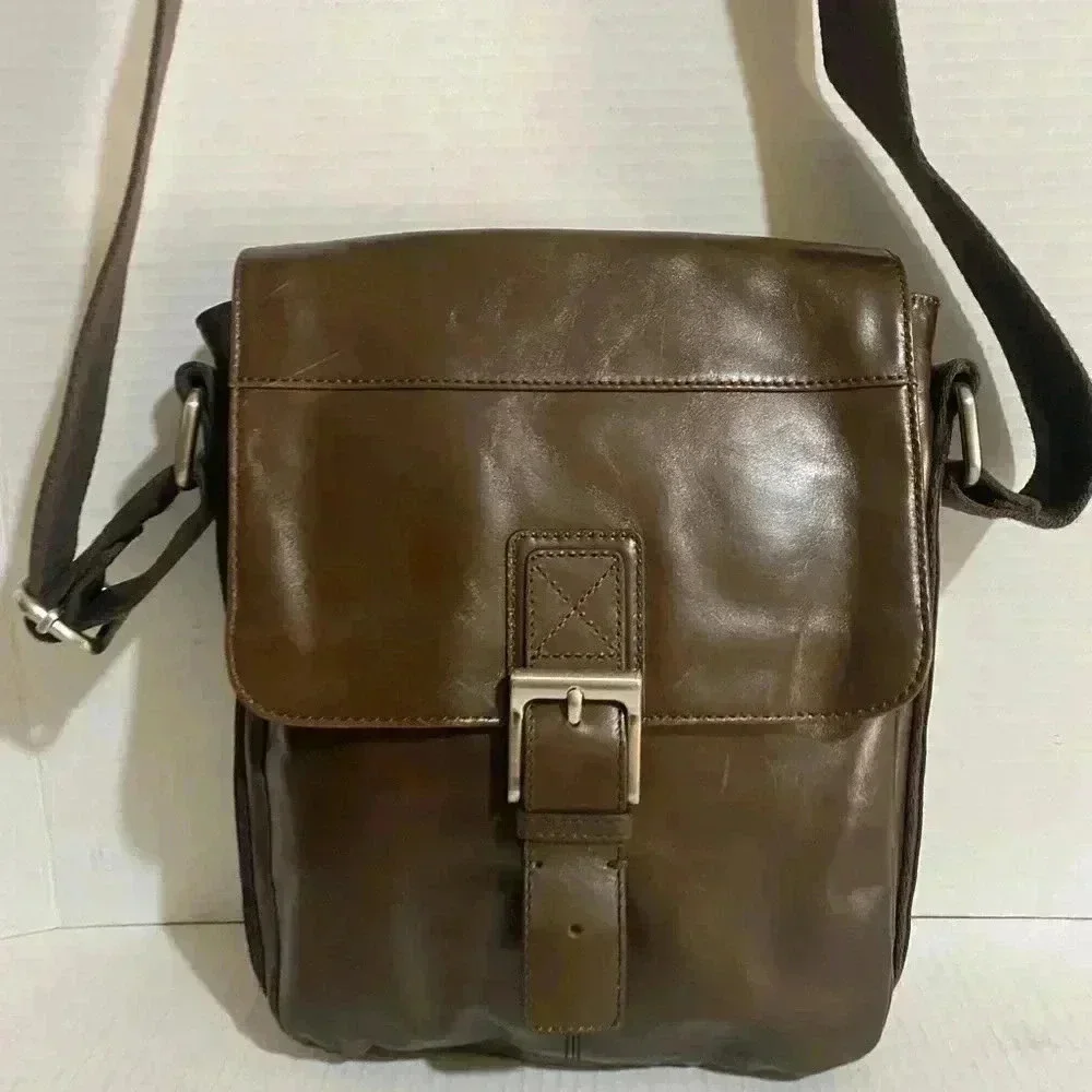 Fossil brown leather unisex messenger bag